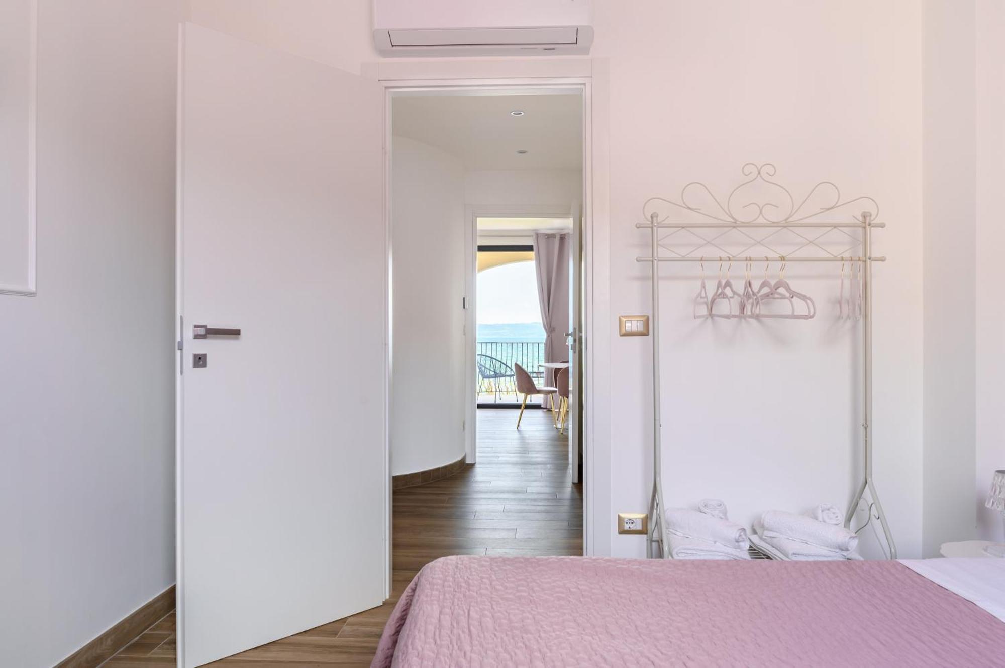 Casa Vacanze Maddalena - Palazzetto Sul Lago - Diamante Rosa 마르타 외부 사진